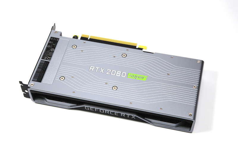 カード裏面。金属製バックプレートを搭載している。カード長は約228mm。