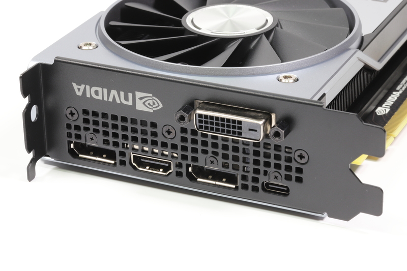 画面出力端子はDisplayPort 1.4×2基、HDMI 2.0×1基、DVI-D×1基、VirtualLink(USB Type-C)×1基