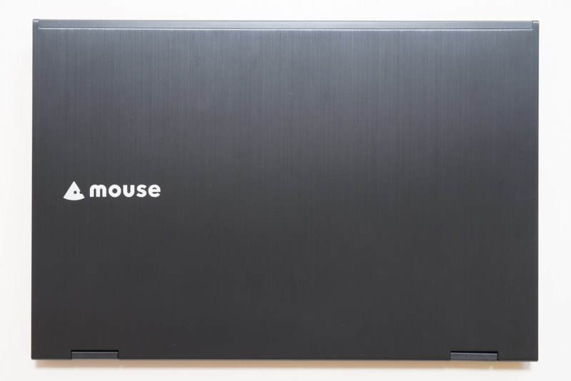 本体天面。表面にはヘアライン加工が施されている