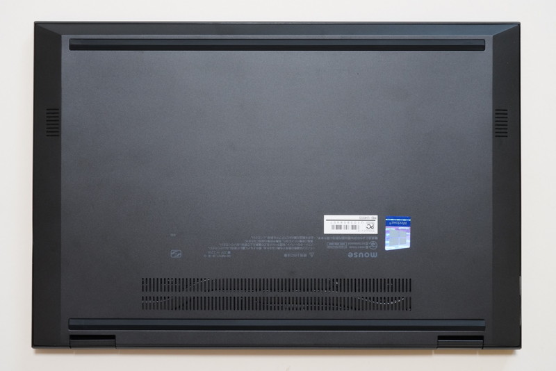 本体底面。ヒンジ側(下)に放熱口があるが冷却ファンは内蔵されていない