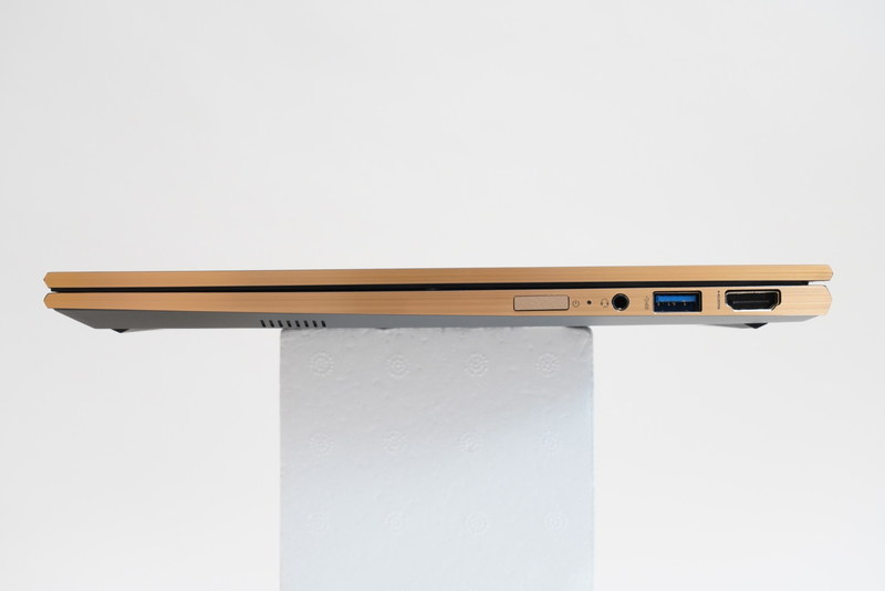 本体右側面には、左から指紋認証センサー一体型電源ボタン、ヘッドセット端子、USB 3.1 Type-A×1、HDMI×1が用意されている
