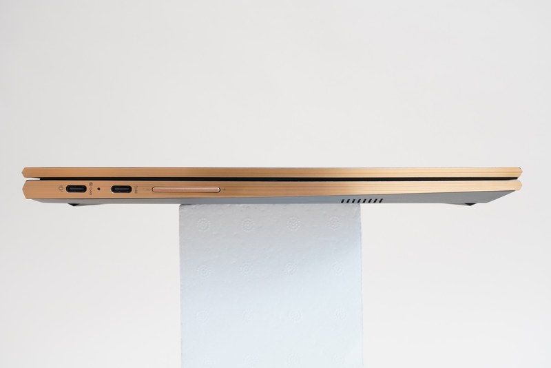 本体左側面には、左からUSB 3.1 Type-C(USB Power Delivery、DisplayPort Alt Mode対応)×1、USB 3.0 Type-C×1、ボリュームボタンが配置されている