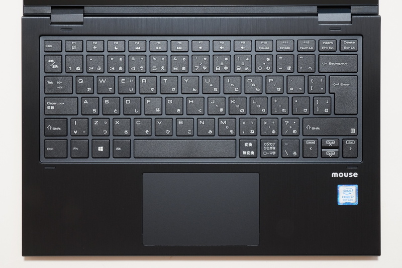 キーボード面。キーボードは81キーの日本語キーボード、タッチパッドは全体が沈み込むダイビングボード構造が採用されている