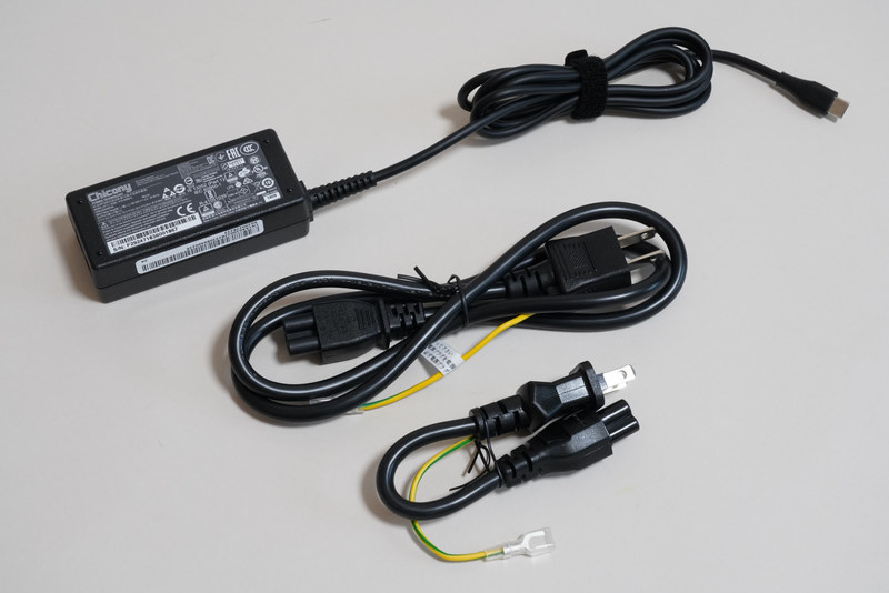 ACアダプタには通常の電源ケーブルのほかに、オプションで携帯用のショートケーブル(税別700円)も用意されている