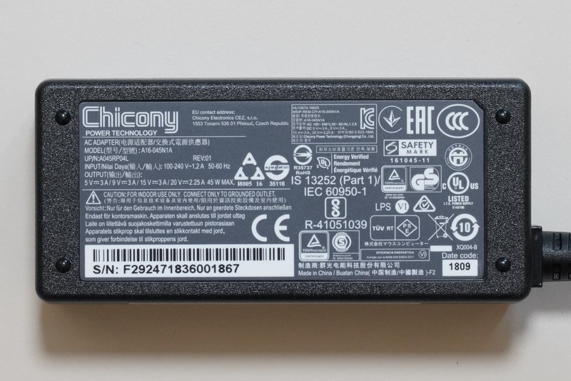 ACアダプタの仕様は、入力100-240V～1.2A、出力5V 3A、9V 3A、15V 3A、20V 2.25A、容量45W