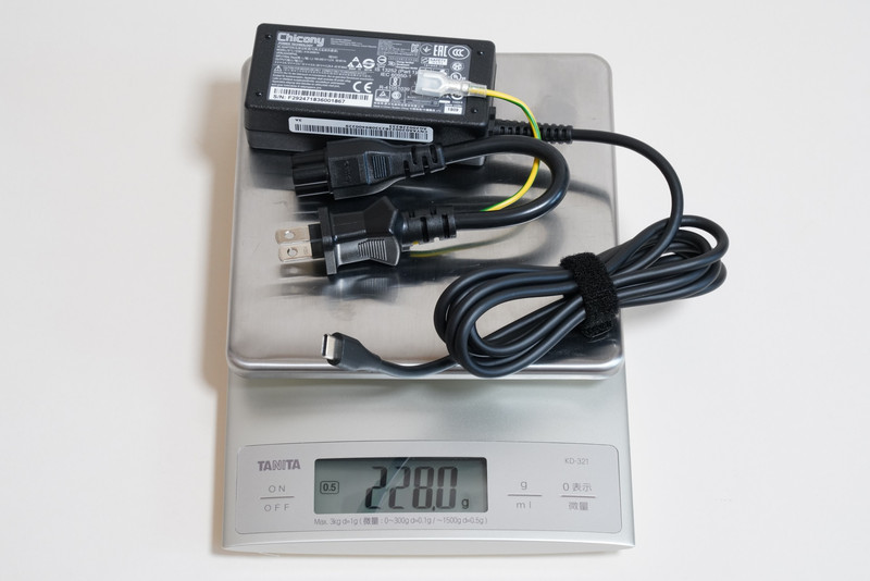 ACアダプタと電源ケーブル(ショートタイプ)の実測重量は228g