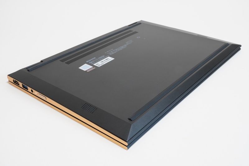 スピーカーは左右の底面手前に内蔵されている