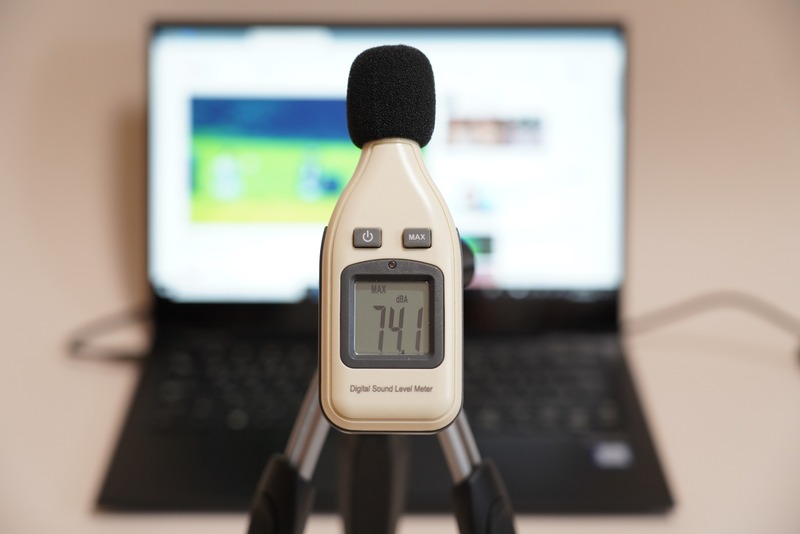 YouTubeで公開されている「前前前世(movie ver.) RADWIMPS MV」を最大ボリュームで再生したさいの音圧レベルは最大74.1dBA(50cmの距離で測定)