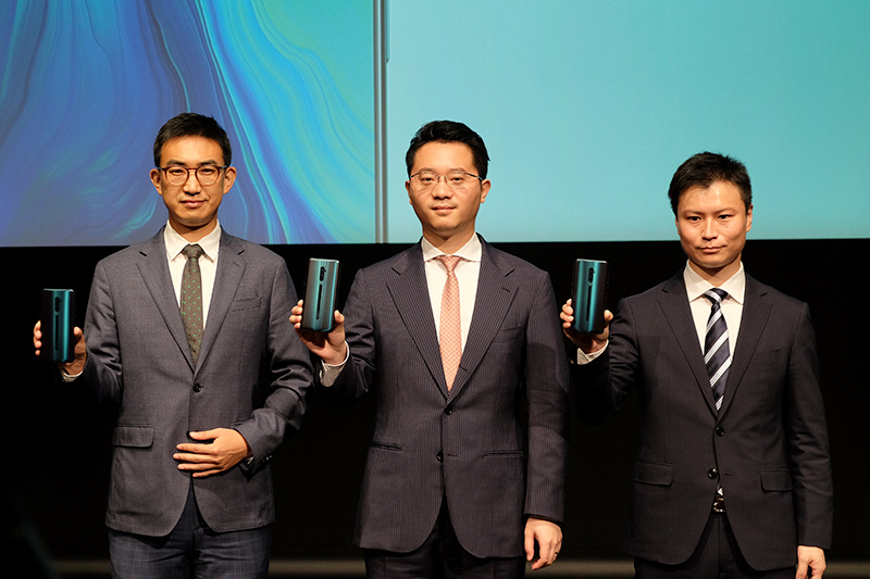 左からOPPO グローバルマーケティングマネージャー デレク・ソン(孙赫)氏、オッポジャパン株式会社 代表取締役 鄧宇辰(トウ・ウシン)氏、同社 プロダクトマネージャー 中川裕也氏
