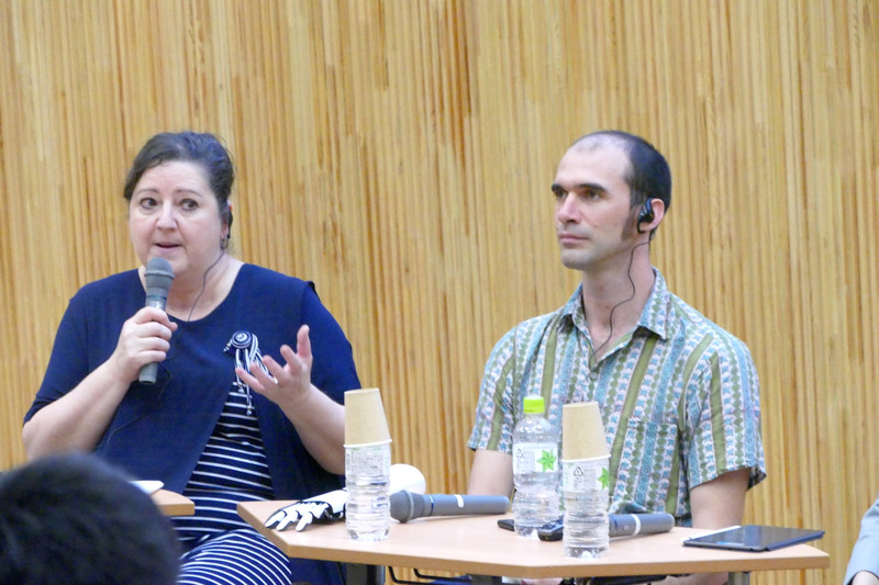 ローザンヌ大学人類学教授 ダニエラ・セルキ氏(左)とMy Human Kitのニコラ・ユシェ氏(右)