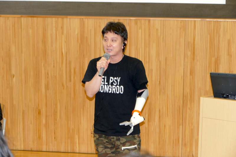 NPO法人Mission ARM Japan 理事 今井剛氏。義肢は対向配置された3指が特徴の「Finch」。