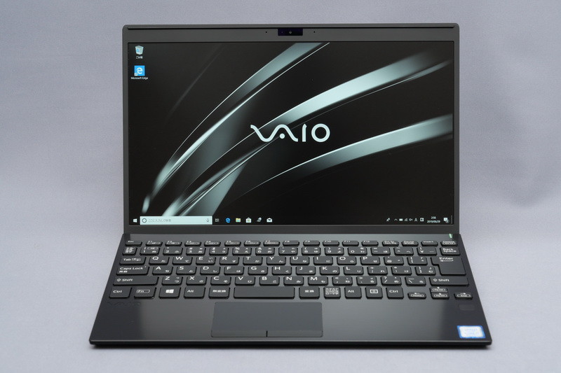 ディスプレイを開いて正面から見た様子。ディスプレイベゼルが狭められコンパクトなサイズを実現している