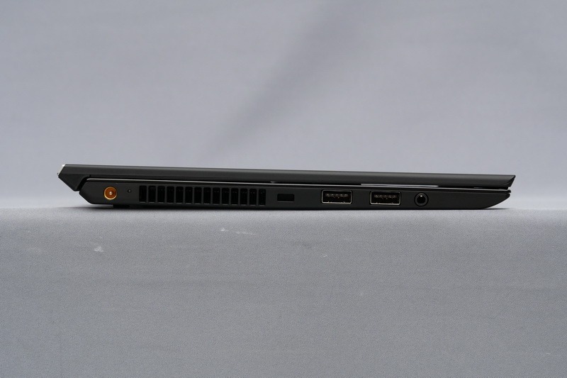 左側面。高さは15.7～18.0mmで、前方が薄く後方が厚くなっている