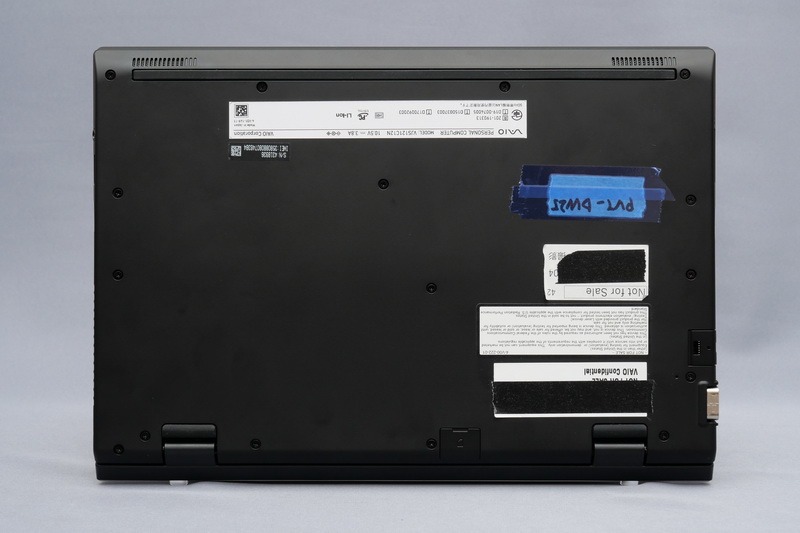 底面。フットプリントは287.8×203.3mm(幅×奥行き)と12.5型液晶搭載ながら11型クラスに匹敵するコンパクトさとなっている