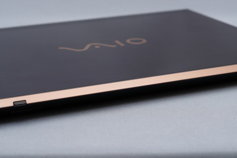 オーナメントと天板VAIOロゴには金色を採用