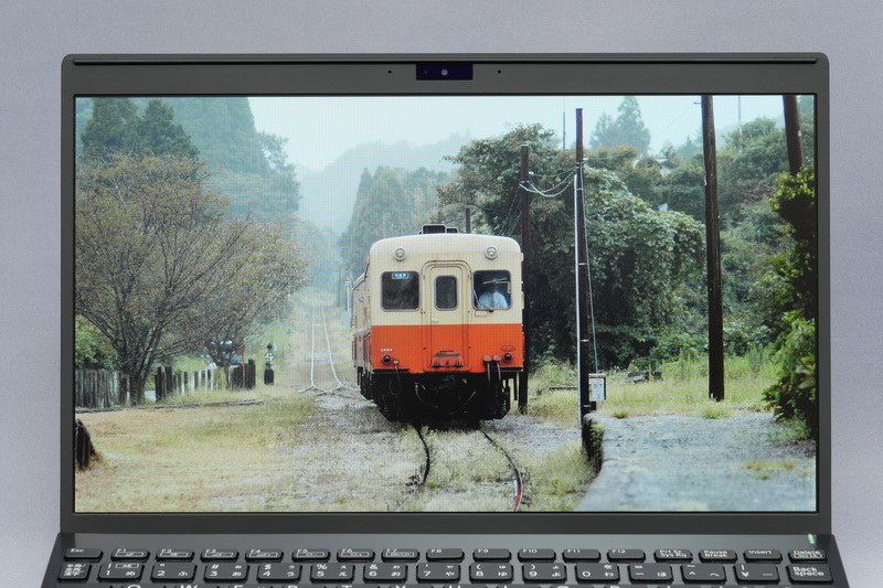 表面は非光沢処理で外光の映り込みはほぼ感じられない反面、発色の鮮やかさは光沢液晶にやや劣る印象