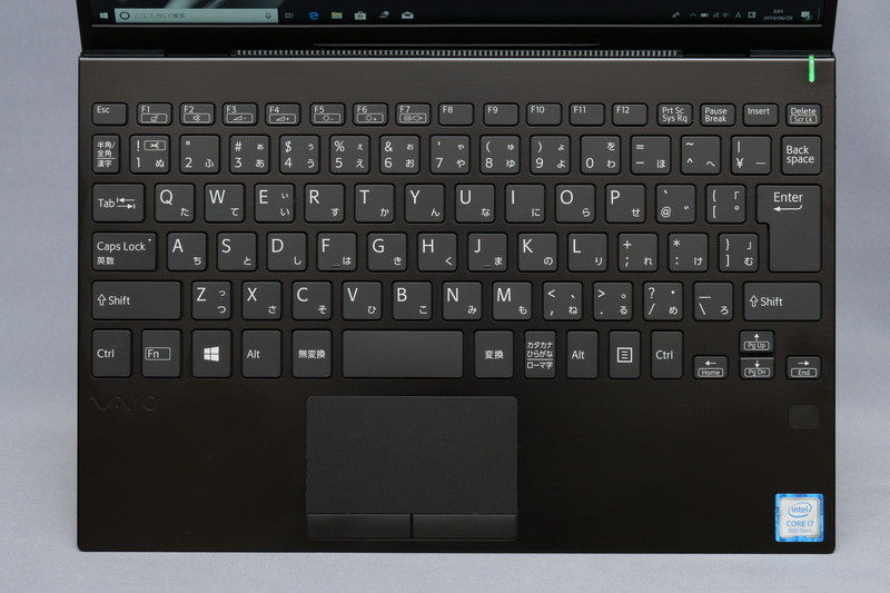 キーボードはアイソレーションタイプ。本体側面付近ぎりぎりまでキーを配置することでフルピッチを確保している