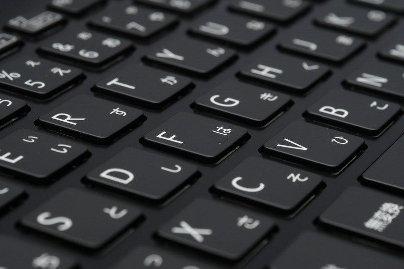 ストロークは約1.2mmとやや浅めだが、しっかりとしたクリック感で打鍵感は良好。打鍵音が静かな点も魅力