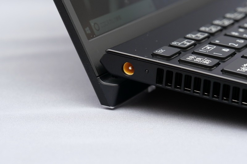 ディスプレイを開くと、下部が本体下にもぐり込んで後方を持ち上げるリフトアップヒンジ構造を採用