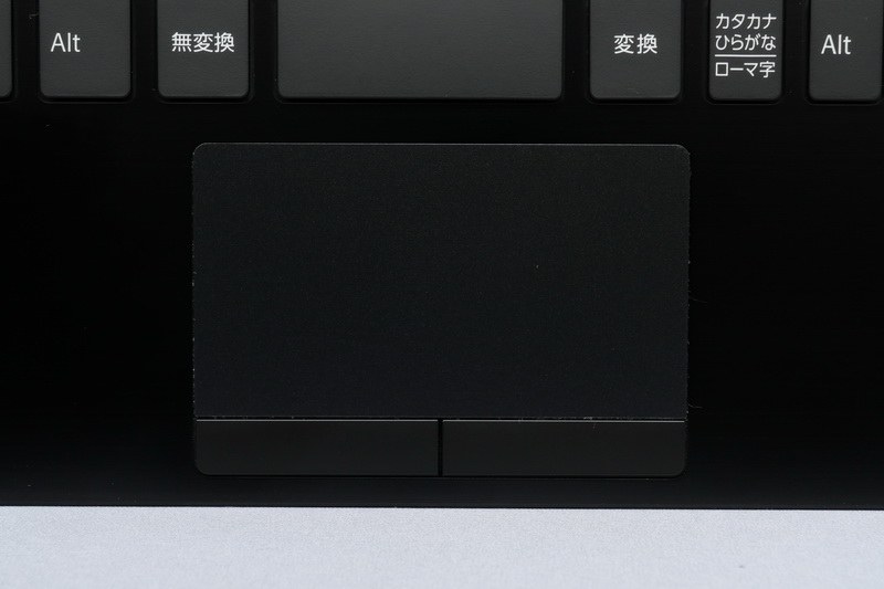 クリックボタン独立型のタッチパッドを搭載。確実なクリック操作が行なえ、操作性は申し分ない