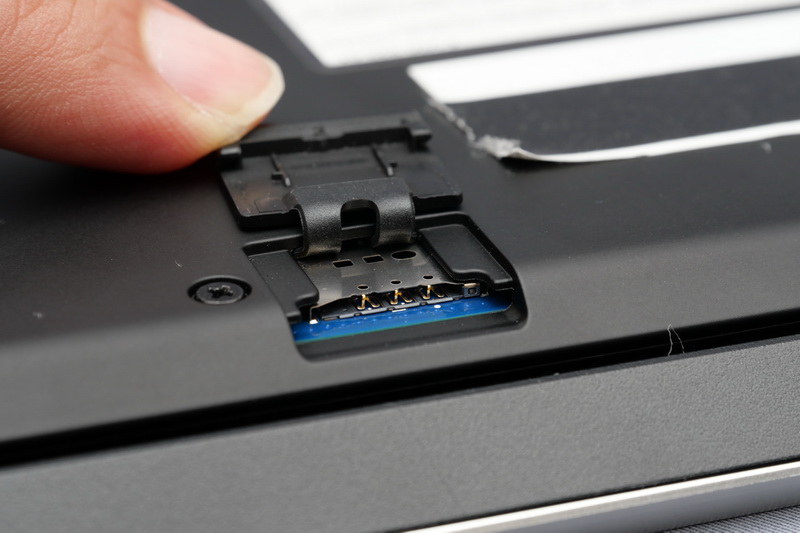 ワイヤレスWAN用のSIMカードスロットは本体底面後方にあり、Micro SIMに対応する