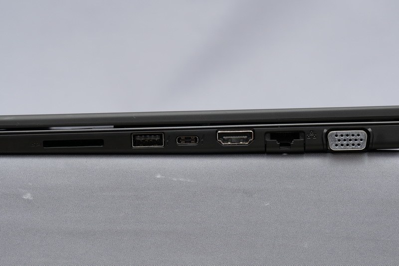 左側面にはSDカードスロット、USB 3.0×1、USB 3.1準拠USB Type-C、HDMI、Gigabit Ethernet、ミニD-Sub15ピンの各ポートを用意