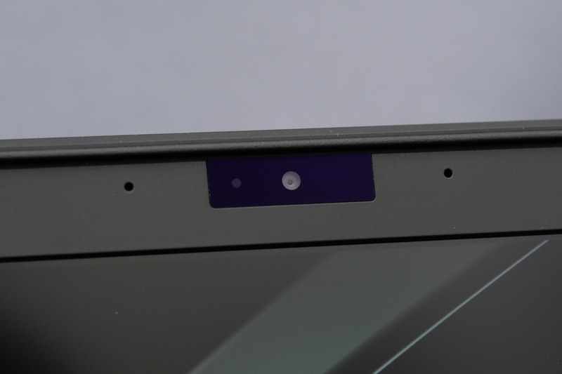 ディスプレイ上部には92万画素のWebカメラを搭載