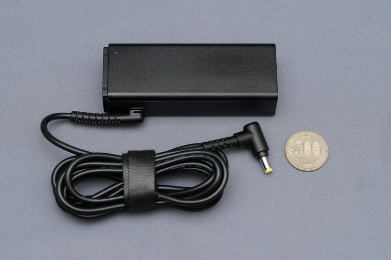 付属ACアダプタはVAIOシリーズでおなじみの、充電用USBポートを備える小型のものだ