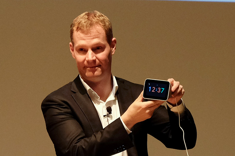 Lenovo Smart Clockを持つレノボ・ジャパン株式会社 代表取締役社長 デビット・ベネット氏