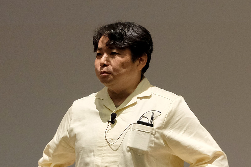 パジャマ姿で登壇した同社 プロダクト本部マネージャー 石田陽一氏