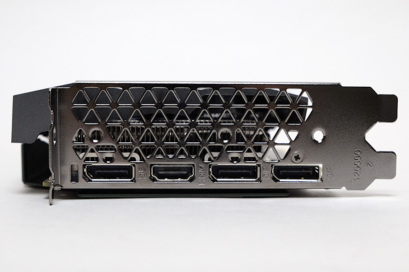 ブラケット面。HDMIとDisplayPort×3を備える