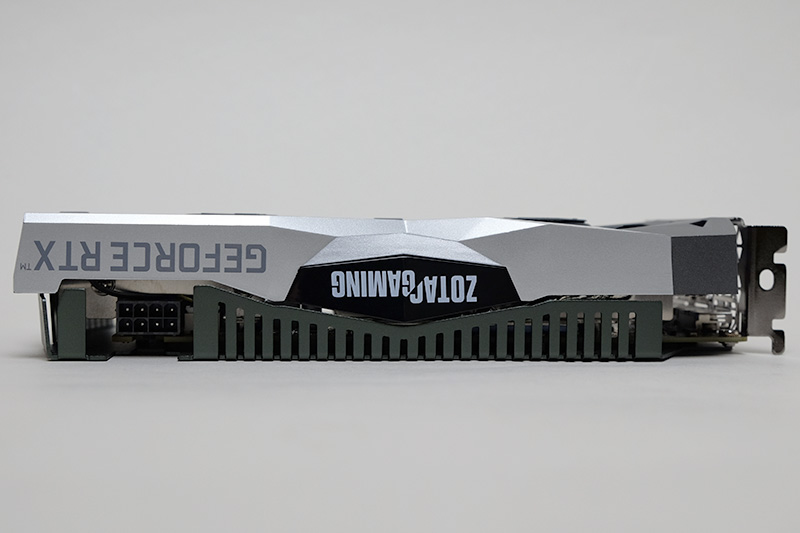 天面。補助電源はPCIe 8ピン×1