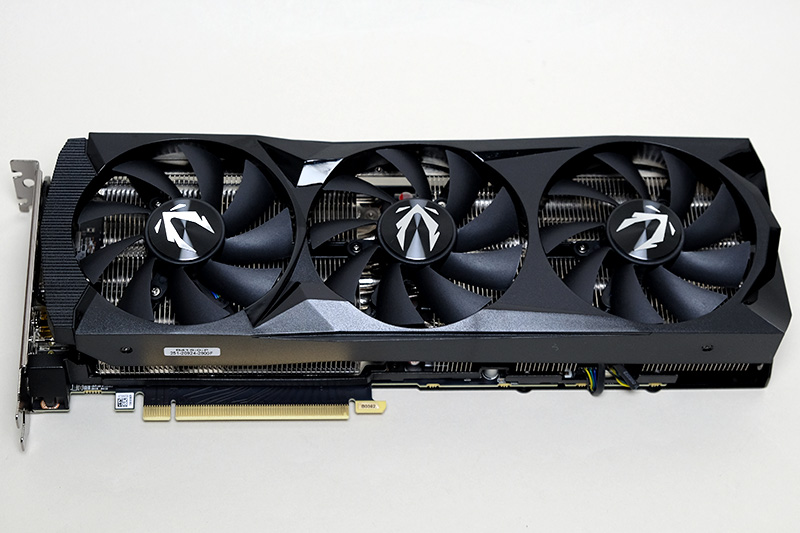 トリプルファンのクーラーを搭載