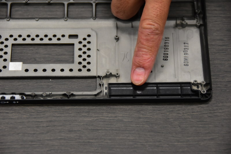 アンテナ実装のために金属が使えない。