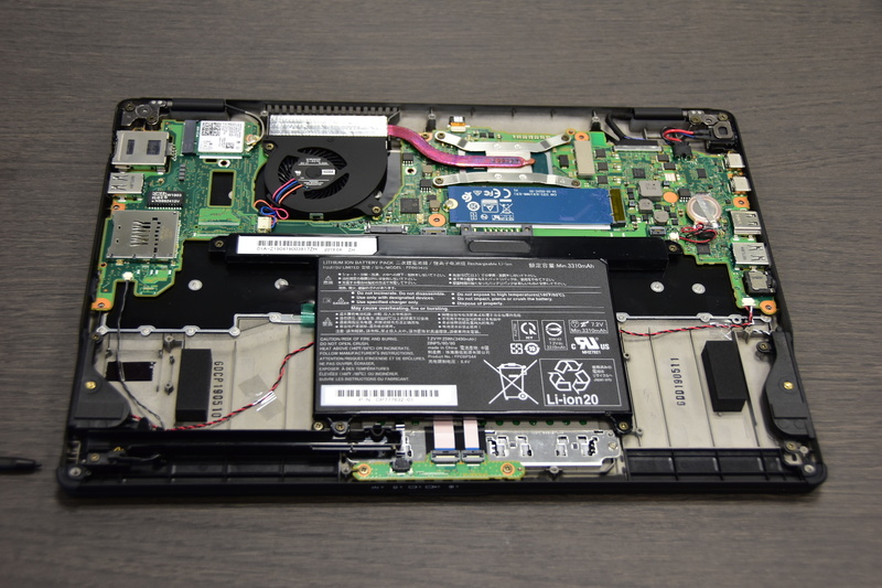 マザーボードはUH-Xと共通。ファンの左下にLTEモデム実装のためのスペースが確認できる。これは企業向けに2019年5月8日発表された「LIFEBOOK U939X/A」のため。