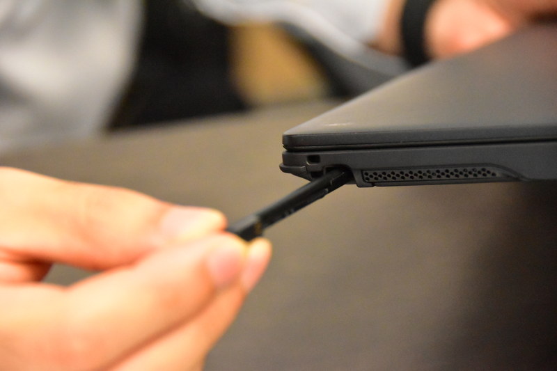 LIFEBOOK UH95/D2は、付属のペンを収納できる。ただし4.3gのペンはその重量を本体総重量仕様に含まない