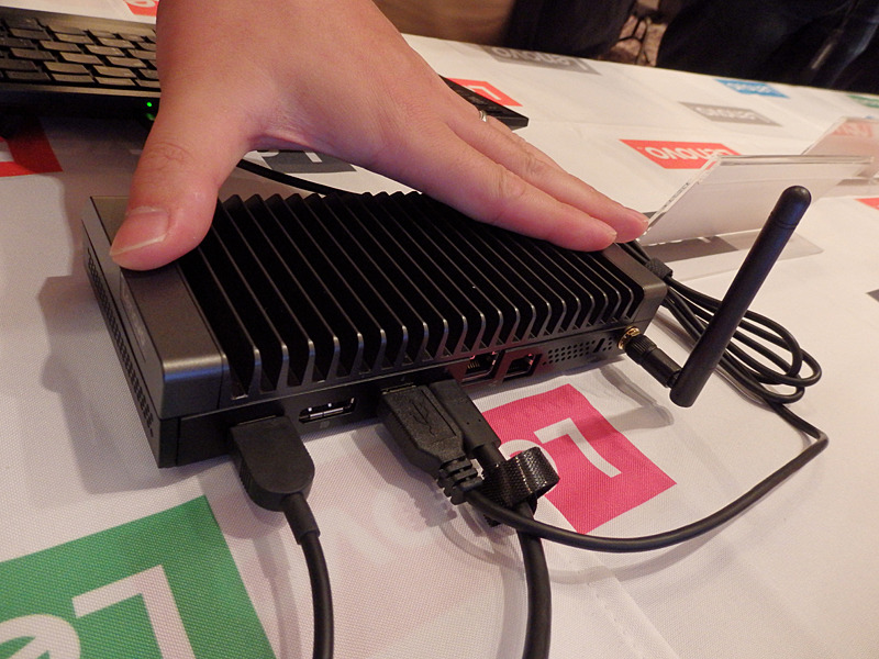 本体背面のインターフェイスも充実