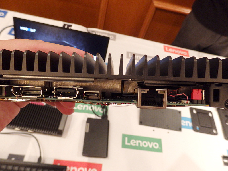 ケース表面のヒートシンクとCPUが密着している