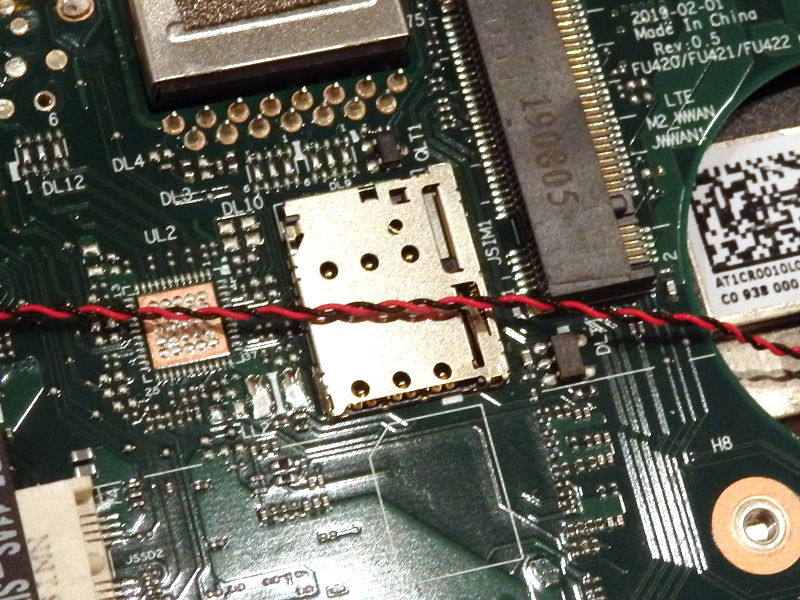 SIMスロットを備えている