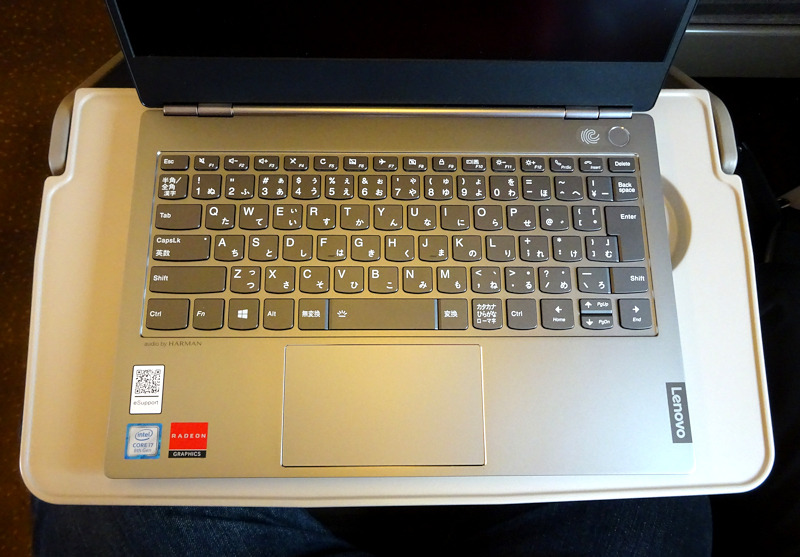 東北新幹線の一般車両のテーブルに乗せたところ、左右の余ったスペースは実測値で4cm前後