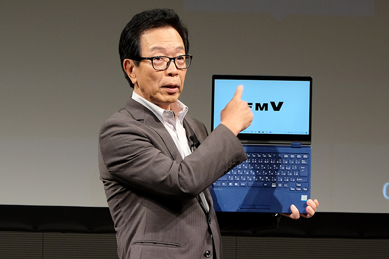 13.3型2in1「LIFEBOOK MH75/D2」を持つ、富士通クライアンコンピューティング株式会社 代表取締役社長 齋藤邦彰氏
