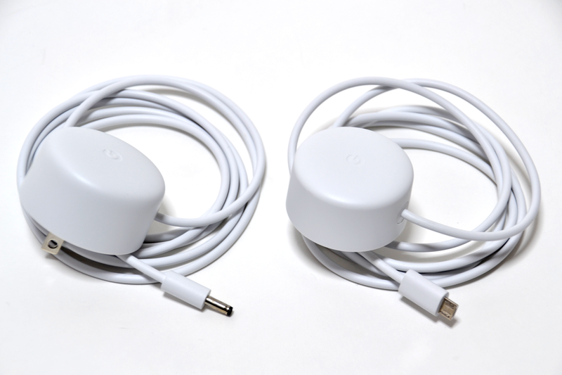 左がGoogle Nest Hub、右がGoogle Home MiniのACアダプタ。ケーブルの長さは同じだが端子が違う