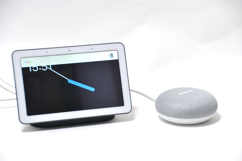 Google Nest HubとGoogle Home Miniを近くに置いて呼びかけると、当然ながら両方が反応する