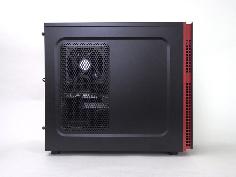 左側面に吸気口を備える