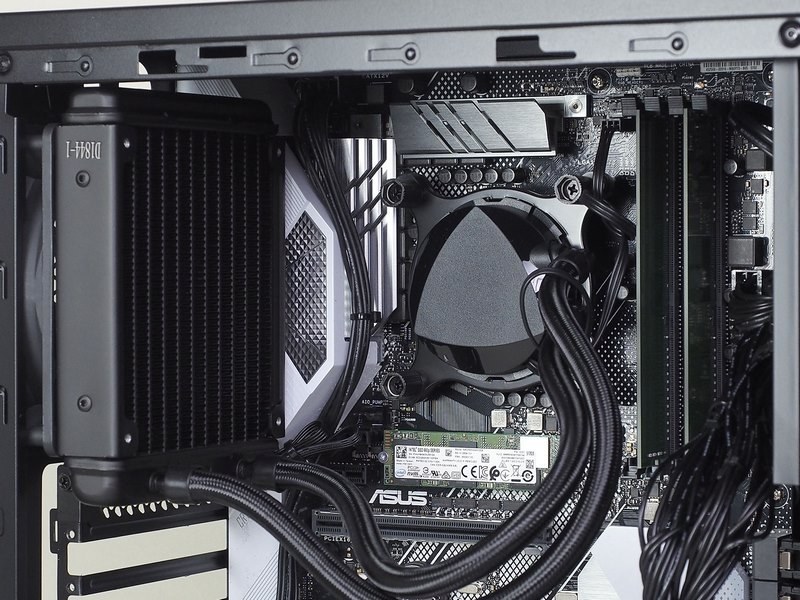 冷却性能が高くメンテナンスフリーの簡易水冷CPUクーラーを採用