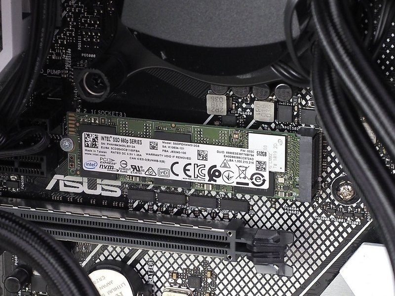 システムドライブには高速なM.2 NVMe SSDを採用。容量も少し余裕のある512GB