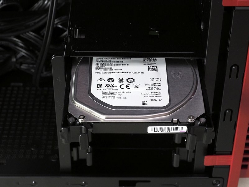 データドライブは2TBのHDDで、着脱容易なトレイに搭載