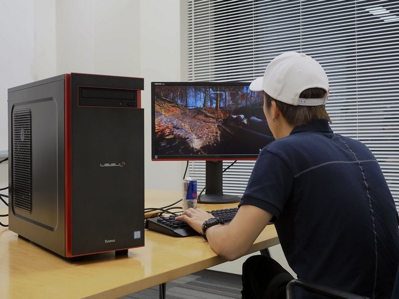 Battlefield Vをプレイするガチくん。じつはこの手のゲームも大好き