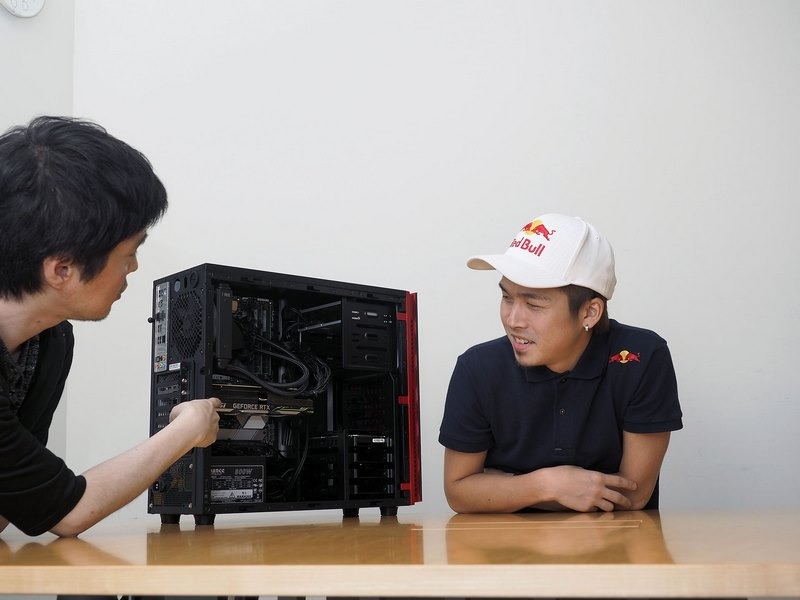 せっかくの機会だったので、内部パーツについてもPC Watch編集長がガチくんにレクチャーした