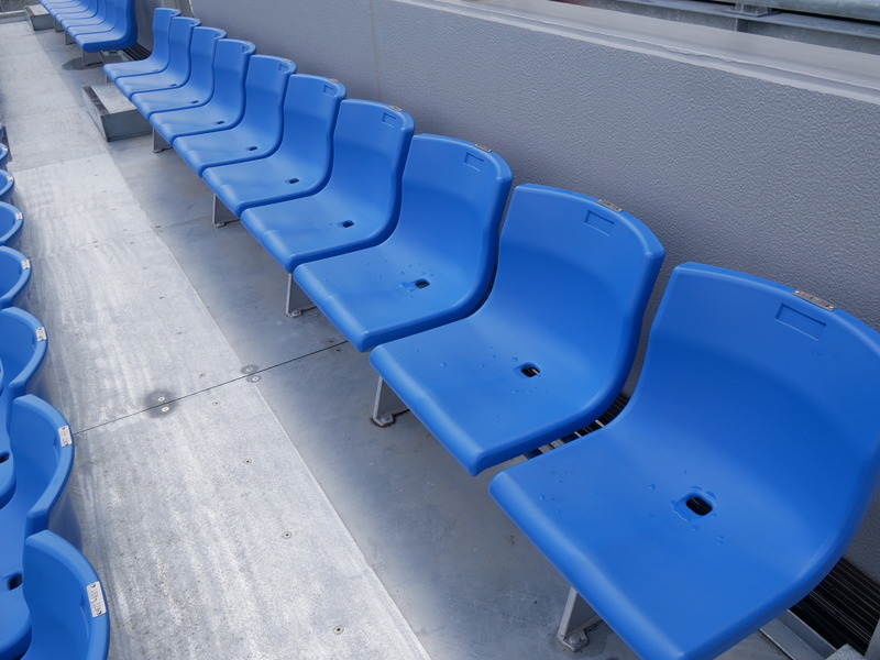 樹脂の椅子は東京ドームのほか、熊本や岩手県北上市のスタジアムで使用されていたものを流用した